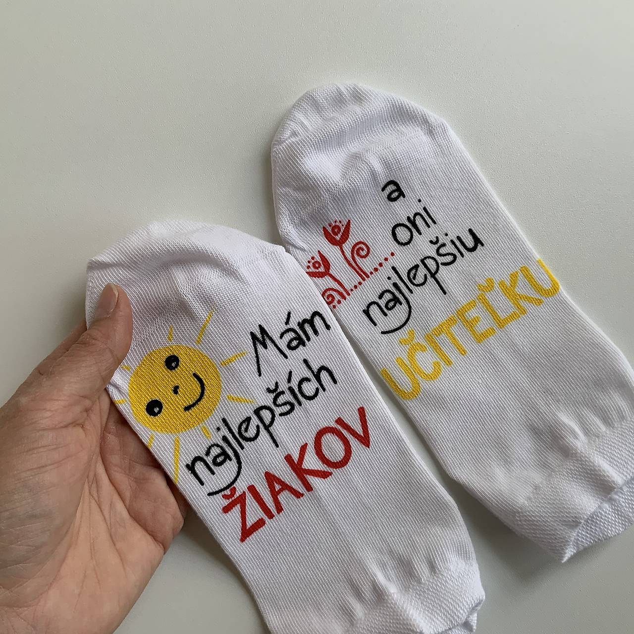 Maľované ponožky pre Najlepšiu PANI UČITEĽKU, ktorá má najlepších žiakov (So slniečkom)