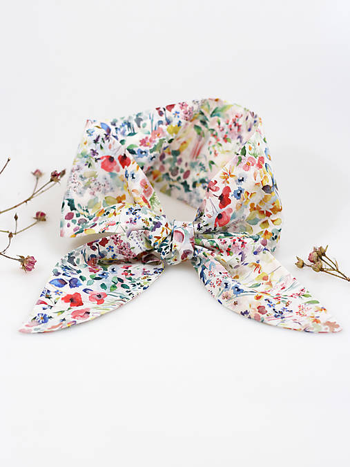 Elegantná dámska šatka – biela bavlna s kvetmi, romantický jarný darček pre ňu, handmade doplnok