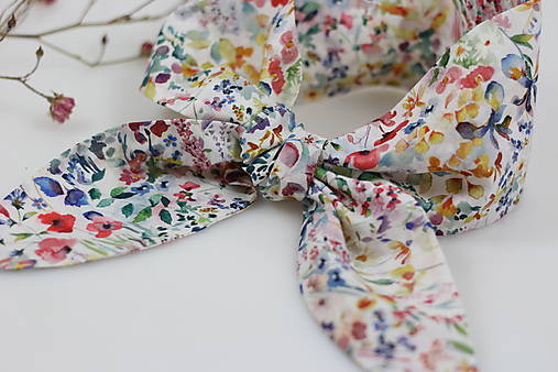 Elegantná dámska šatka – biela bavlna s kvetmi, romantický jarný darček pre ňu, handmade doplnok