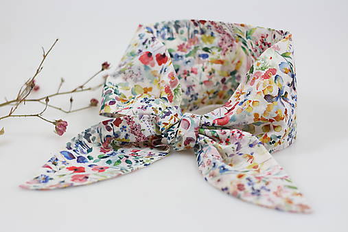 Elegantná dámska šatka – biela bavlna s kvetmi, romantický jarný darček pre ňu, handmade doplnok