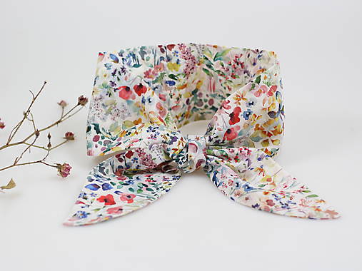 Elegantná dámska šatka – biela bavlna s kvetmi, romantický jarný darček pre ňu, handmade doplnok