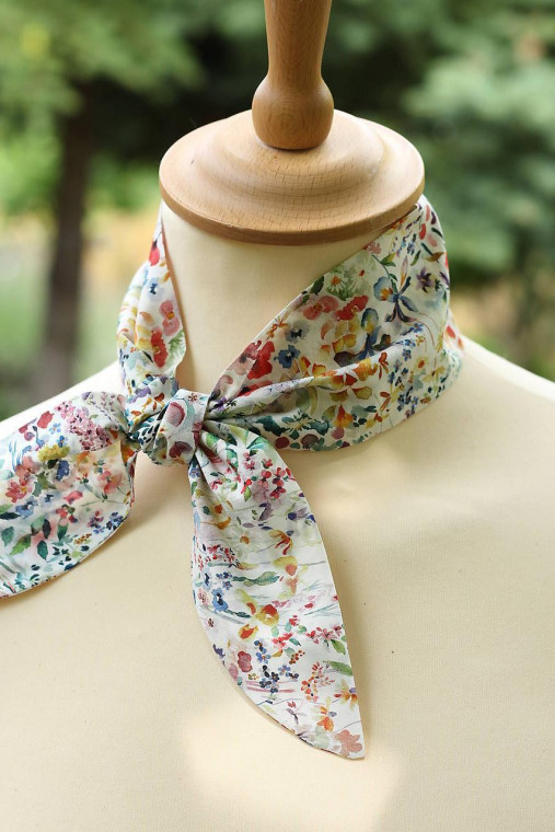 Elegantná dámska šatka – biela bavlna s kvetmi, romantický jarný darček pre ňu, handmade doplnok