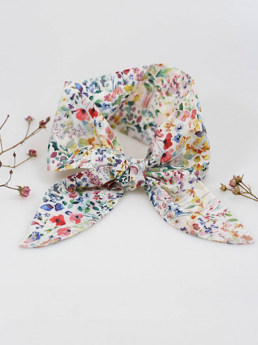 Elegantná dámska šatka – biela bavlna s kvetmi, romantický jarný darček pre ňu, handmade doplnok