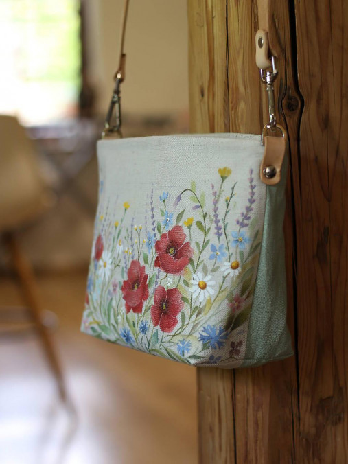 Handmade crossbody kabelka – ručne maľovaný kvetinový motív – štýlový doplnok na leto pre ženu