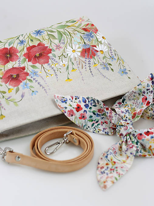 Handmade crossbody kabelka – ručne maľovaný kvetinový motív – štýlový doplnok na leto pre ženu