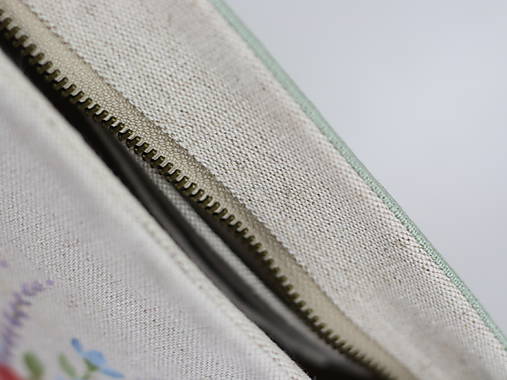 Handmade crossbody kabelka – ručne maľovaný kvetinový motív – štýlový doplnok na leto pre ženu