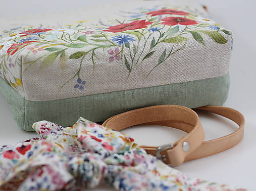 Handmade crossbody kabelka – ručne maľovaný kvetinový motív – štýlový doplnok na leto pre ženu