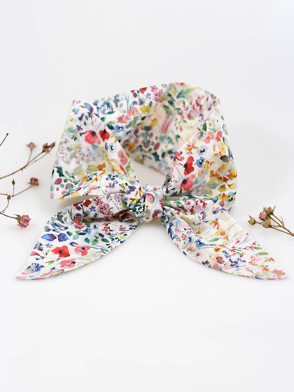 Elegantná dámska šatka – biela bavlna s kvetmi, romantický jarný darček pre ňu, handmade doplnok