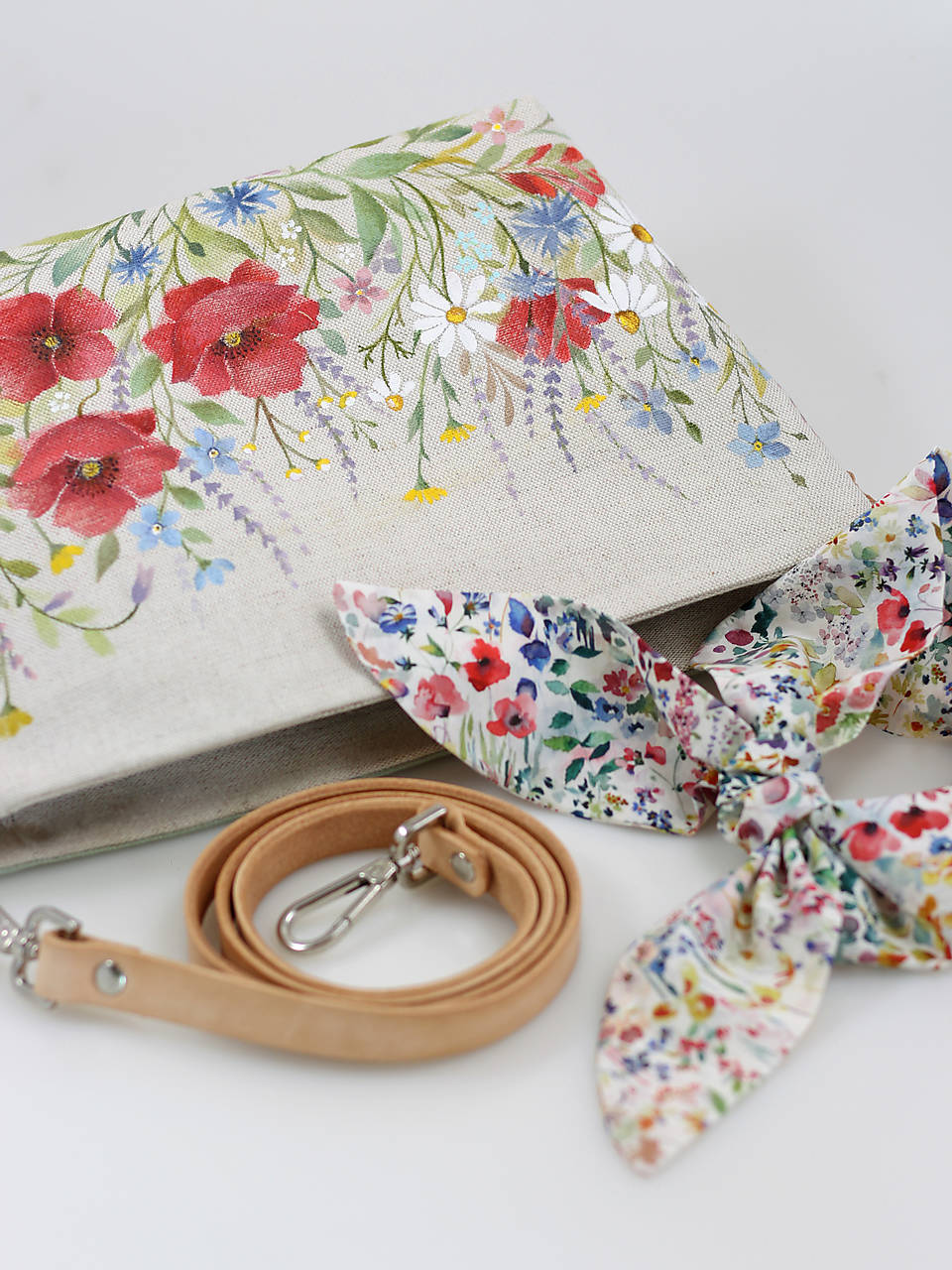 Handmade crossbody kabelka – ručne maľovaný kvetinový motív – štýlový doplnok na leto pre ženu