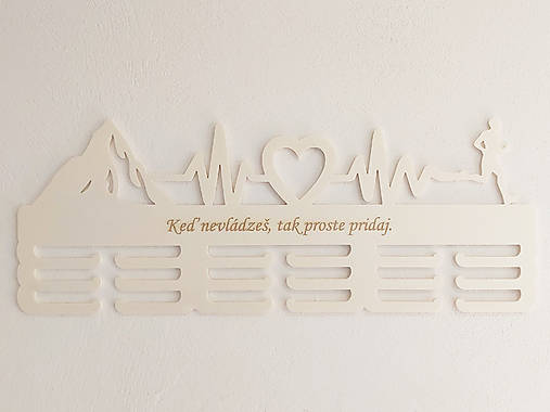 Drevený držiak na medaily s gravírovaným textom 55cm HORY PULZ SRDCE