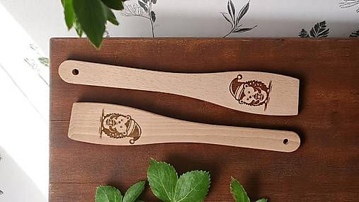 Príbory, varešky, pomôcky - Originálna obojstranne gravírovná vareška s Vianočným motívom Roztomilého Ježka – Ideálny darček z dreva | Handmade - 17592604_