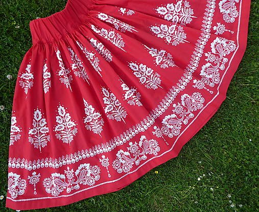 Sukne - Suknica Biely folklór na červenej midi - 17594389_