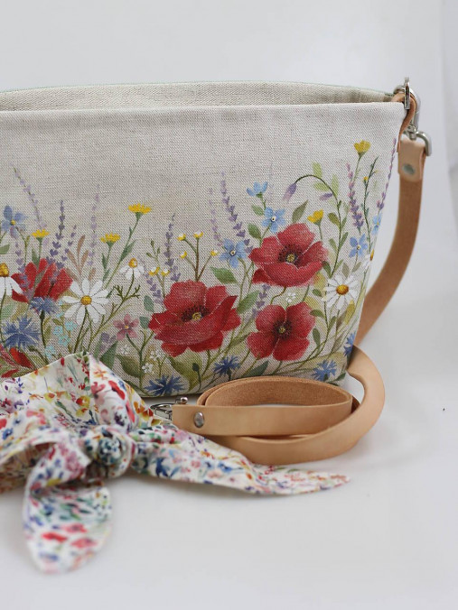 Handmade crossbody kabelka – ručne maľovaný kvetinový motív – štýlový doplnok na leto pre ženu