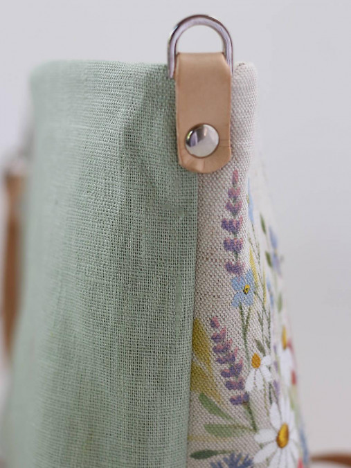 Handmade crossbody kabelka – ručne maľovaný kvetinový motív – štýlový doplnok na leto pre ženu