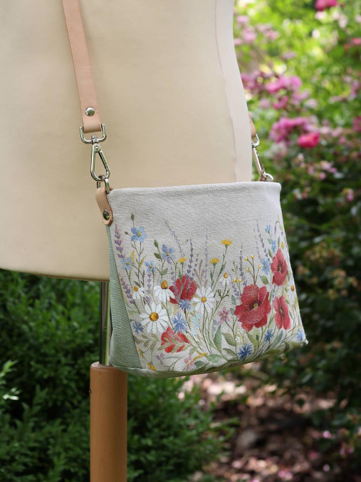 Handmade crossbody kabelka – ručne maľovaný kvetinový motív – štýlový doplnok na leto pre ženu