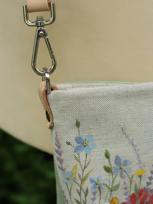 Handmade crossbody kabelka – ručne maľovaný kvetinový motív – štýlový doplnok na leto pre ženu