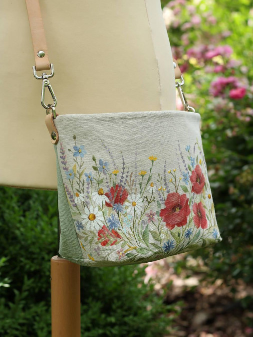 Handmade crossbody kabelka – ručne maľovaný kvetinový motív – štýlový doplnok na leto pre ženu