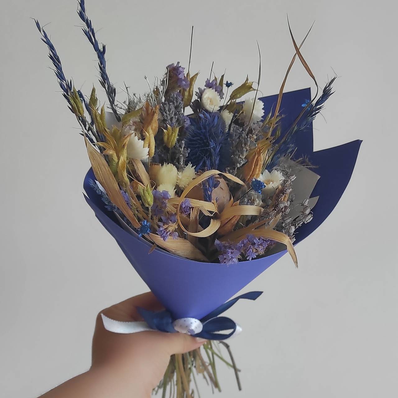 Menšia kytička pestrých sušených kvietkov v papierovom kornúte (Modrá)