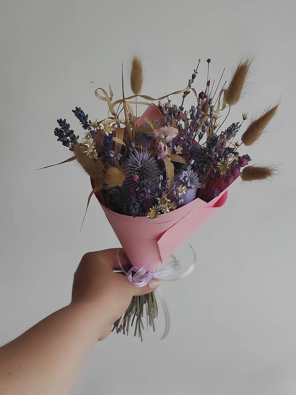 Menšia kytička pestrých sušených kvietkov v papierovom kornúte (Fialová)