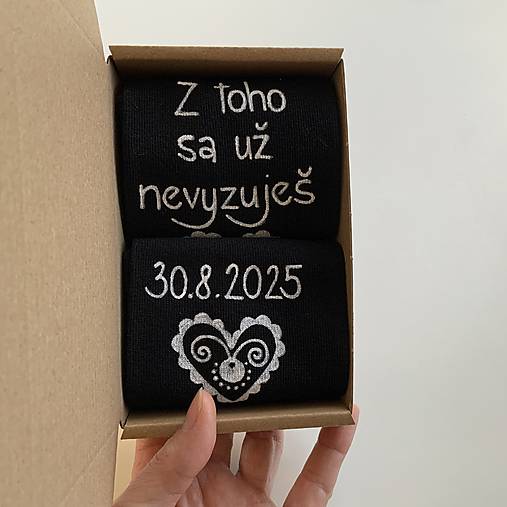 Maľované ponožky k výročiu/svadbe “z toho už nevyzuješ /DÁTUM+NAVŽDY SVOJI+iniciály (čierne folk s maľbou nad členkom)