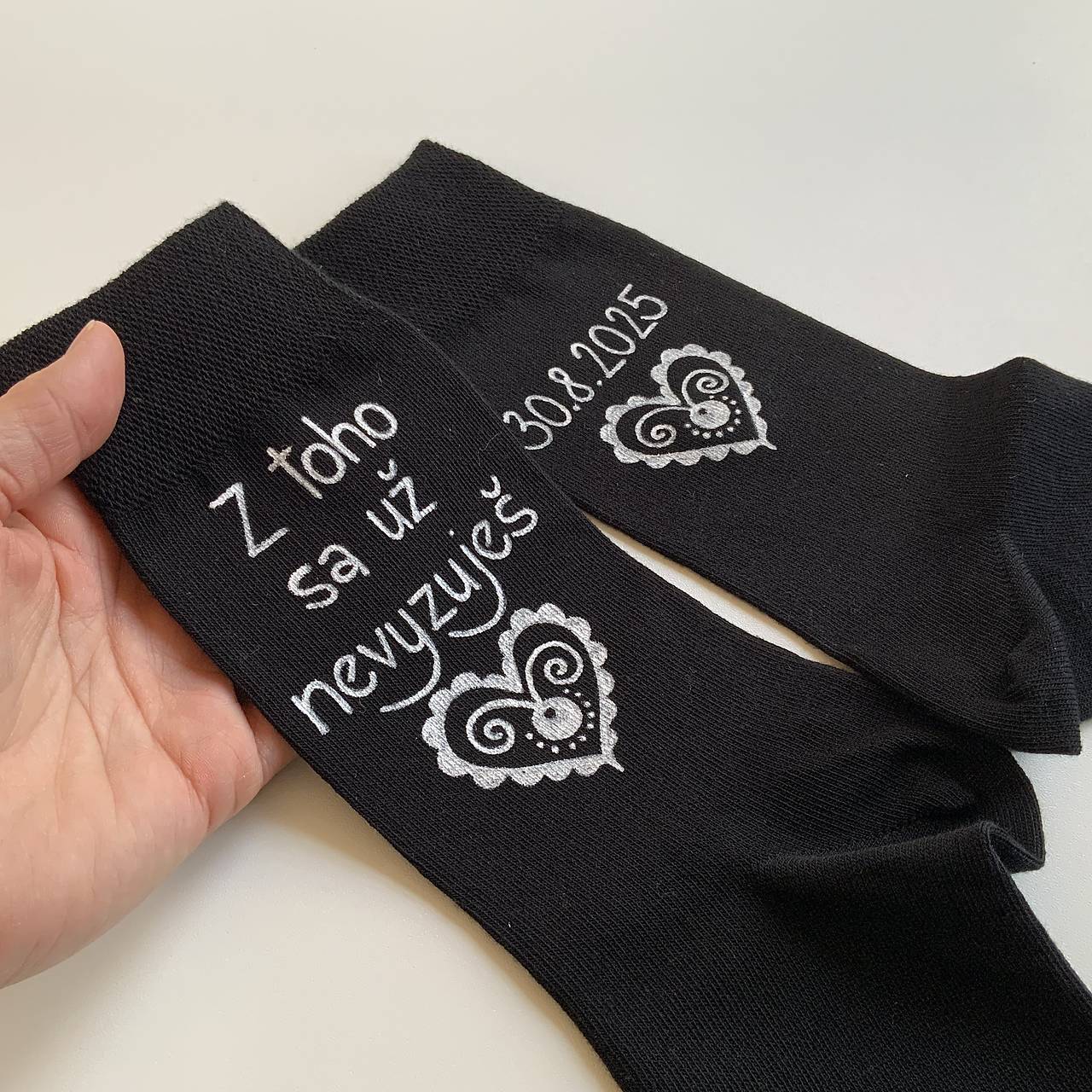 Maľované ponožky k výročiu/svadbe “z toho už nevyzuješ / (DÁTUM+NAVŽDY SVOJI+iniciály (čierne folk s maľbou nad členkom))