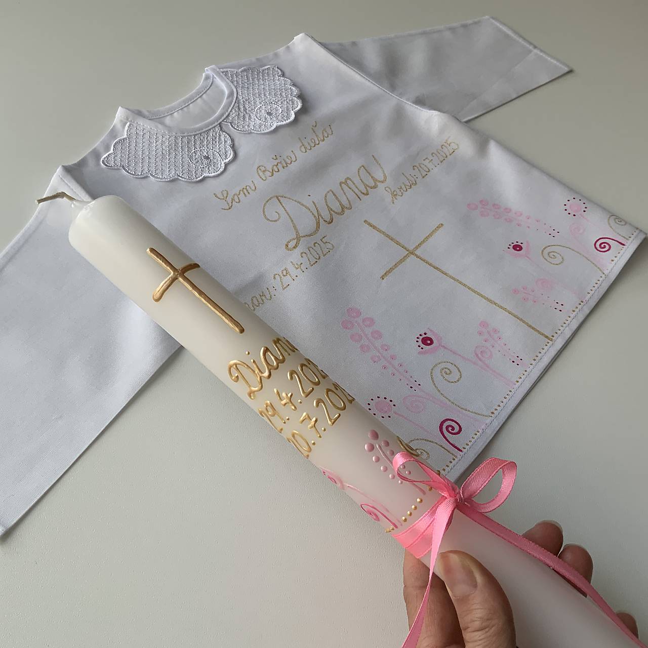 Krstná košieľka a svieca na krst ručne maľovaná ľudovoladená  (v kombinácii ružová + zlatá)