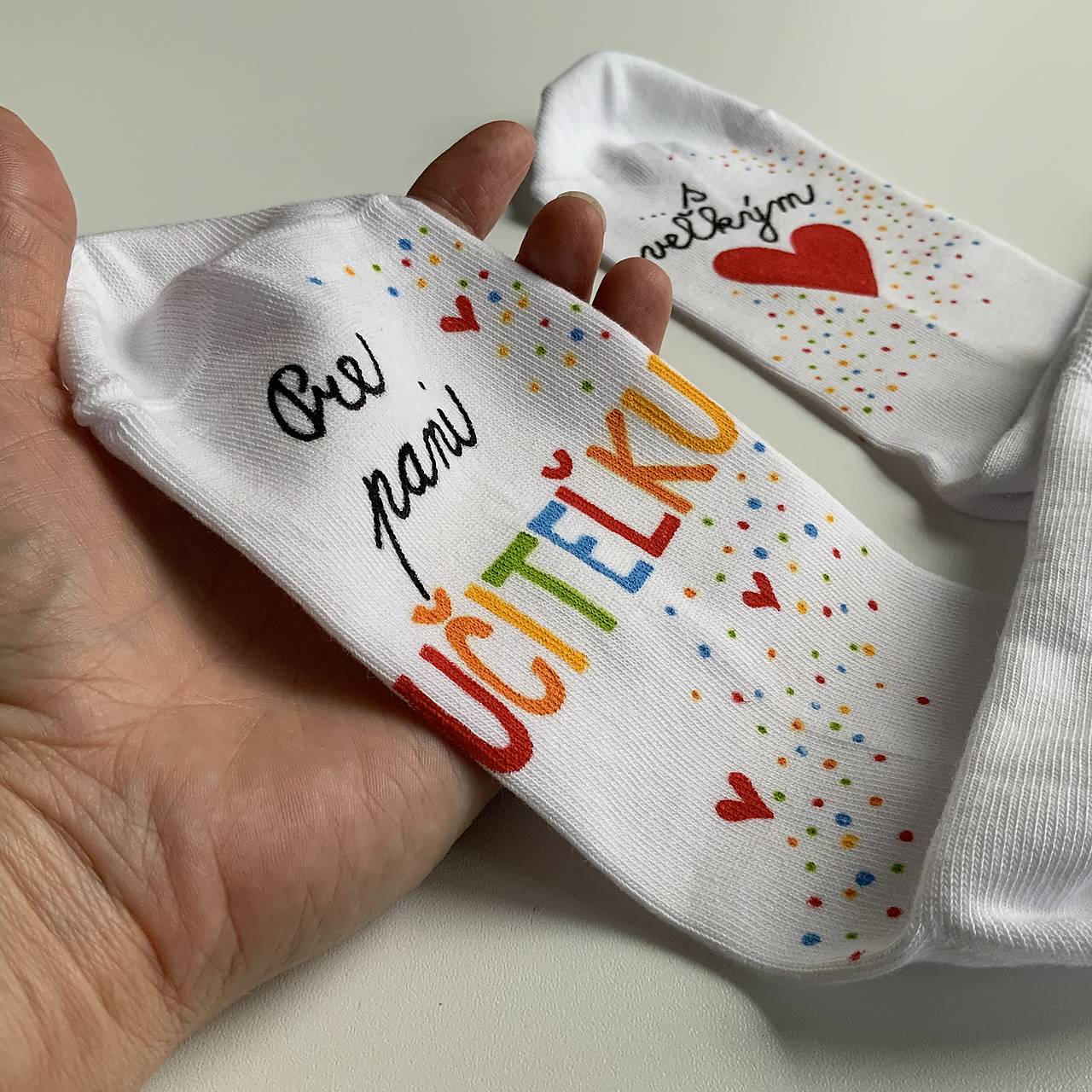 Maľované ponožky pre PANI UČITEĽKU s veľkým ❤️ (S veľkým srdcom (BIELE pestrofarebne))