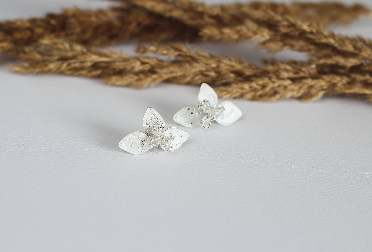 Kvetinové napichovacie náušnice Júlia (Trojlístky s trblietkami/strieborný základ)