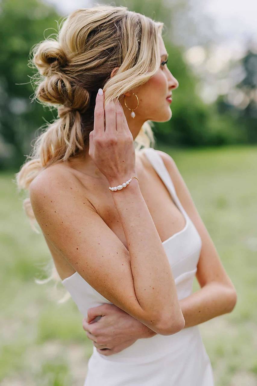 Minimalistický pozlátený náramok s riečnymi perlami