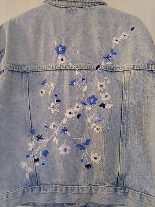 Bundy a kabáty - Bledomodrý svet (ručne vyšívaná džínová bunda) - 17597082_