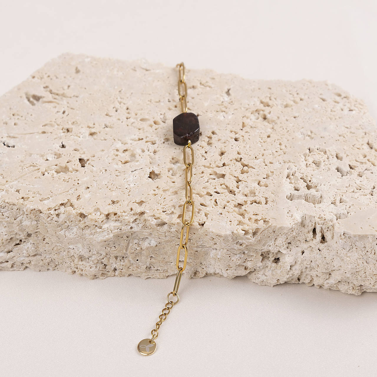 Náramok s granátom na elegantnej zlatej retiazke – decentný, no výnimočný