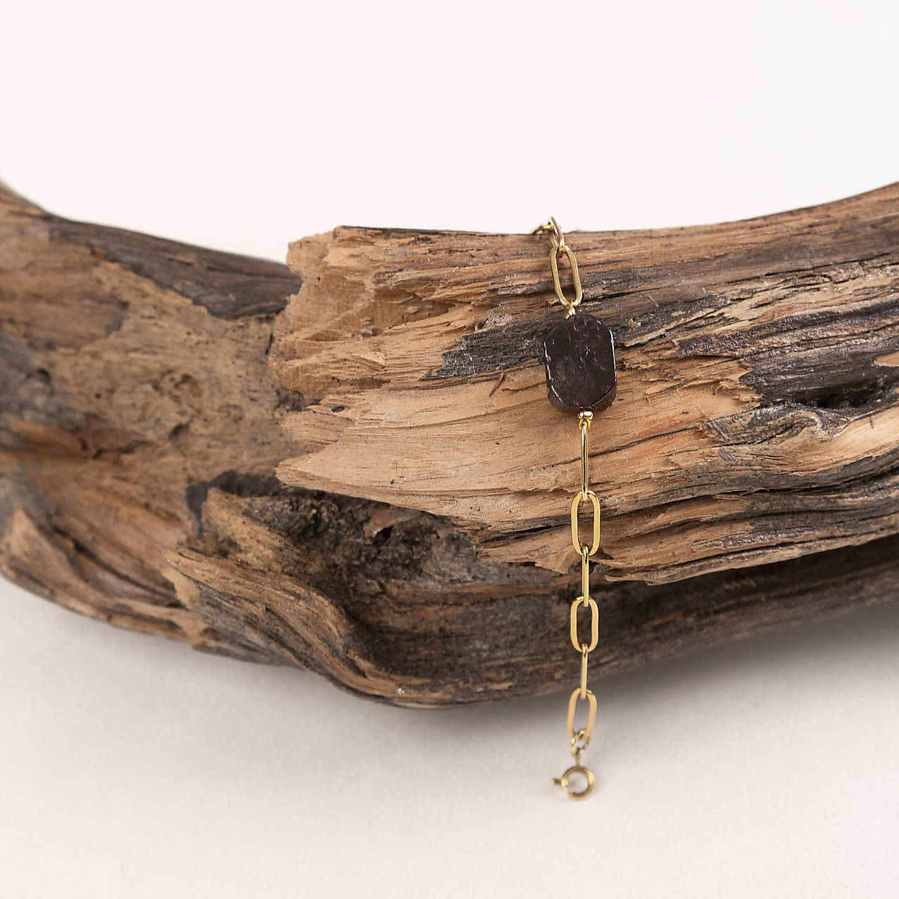 Náramok s granátom na elegantnej zlatej retiazke – decentný, no výnimočný