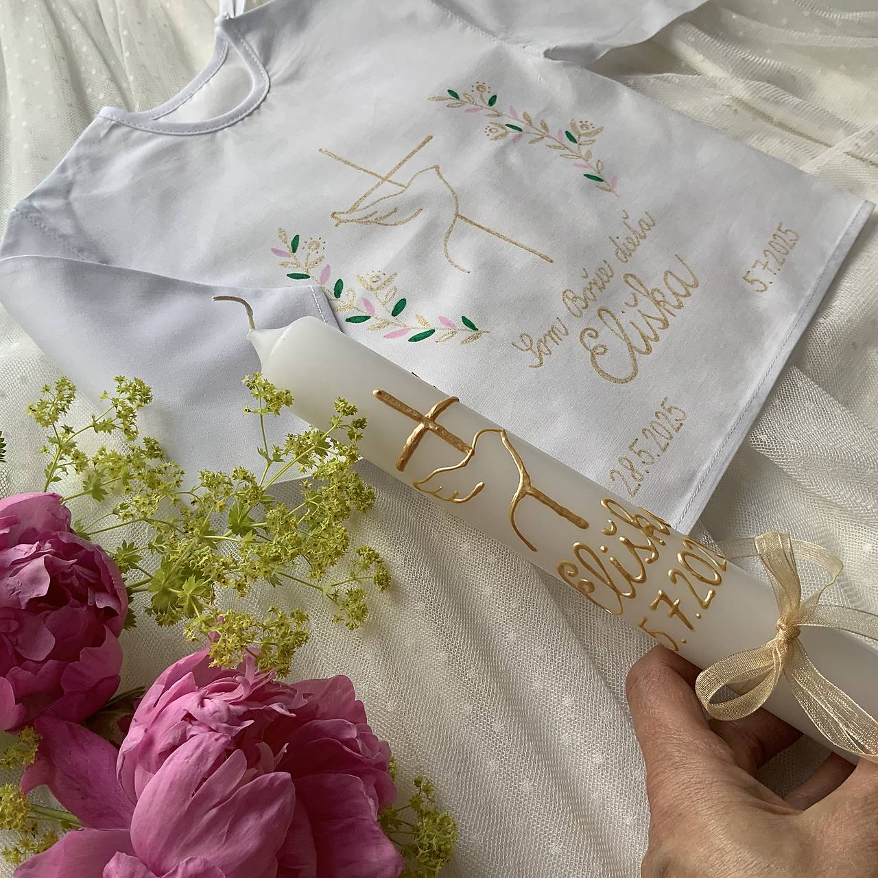 Krstná košieľka a svieca ručne maľovaná  s krížom, holubicou a jednoduchými ratolesťami v zlato - ružovo - zelenej