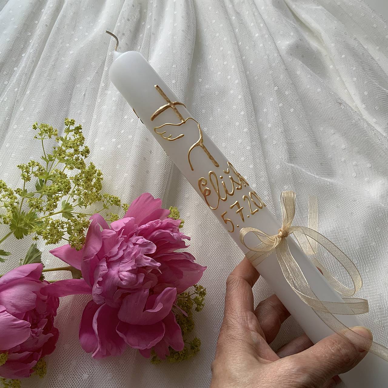 Ručne maľovaná krstná svieca s krížom a holubicou s personalizáciou – 35 cm, biely vosk