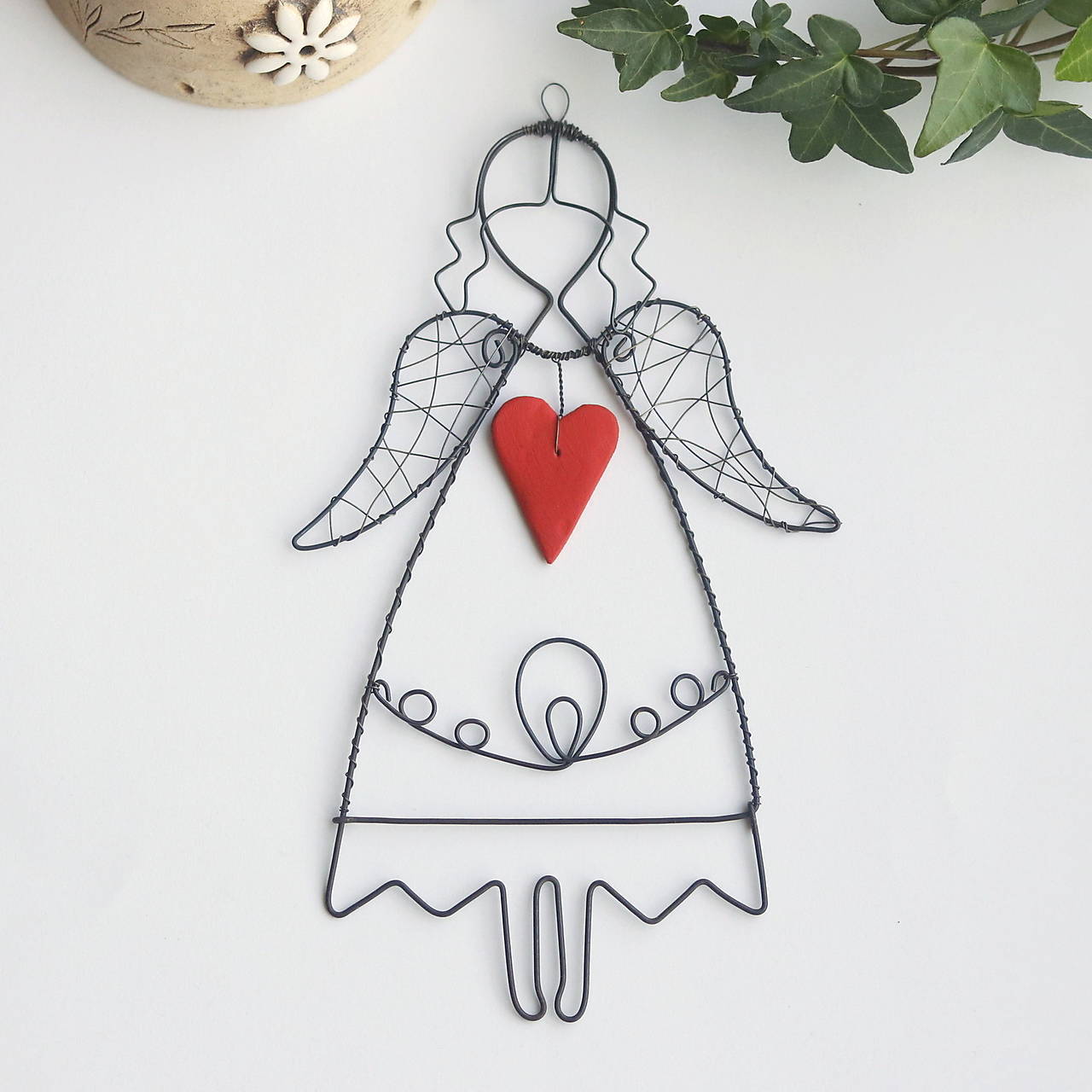 Drôtený anjelik s červeným srdiečkom (menší - 11 cm)
