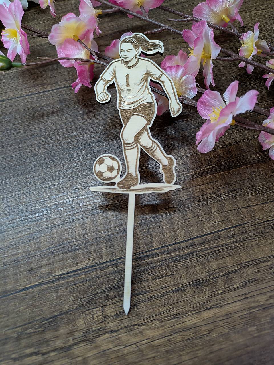 Drevený zápich do torty pre športovkyňu (Futbalistka)