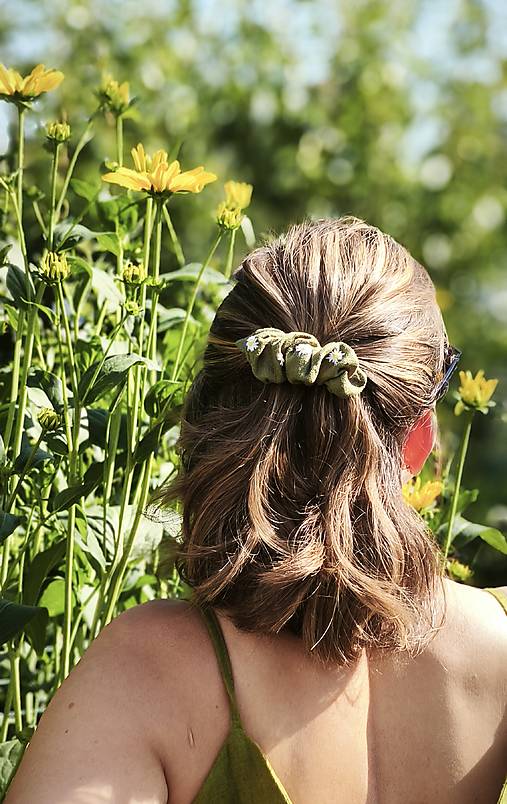Ozdoby do vlasov - Vyšívaná, ľanová scrunchie spona - Margarétky - 17600971_
