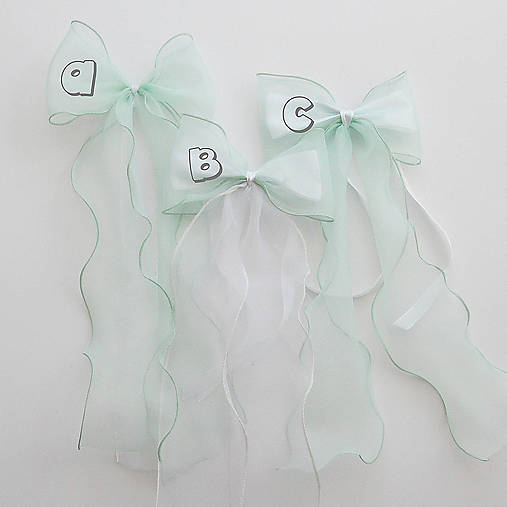 Zelené mašle na lavice, stoličky ...