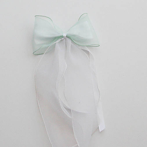 Zelené mašle na lavice, stoličky ...