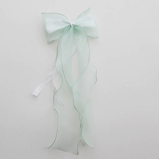 Zelené mašle na lavice, stoličky ...