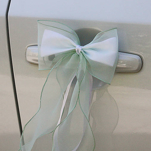 Zelené mašle na lavice, stoličky ...