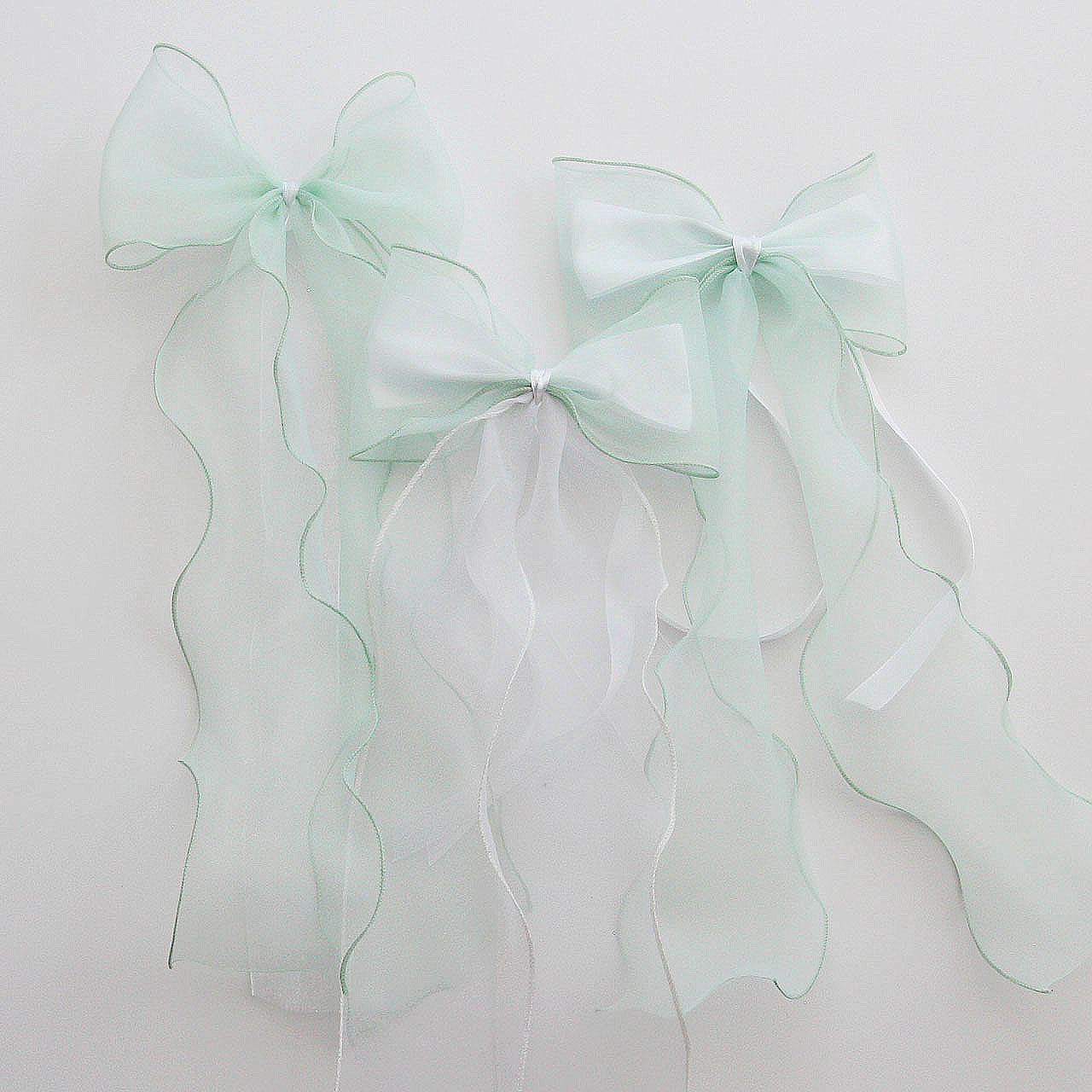 Zelené mašle na lavice, stoličky ...