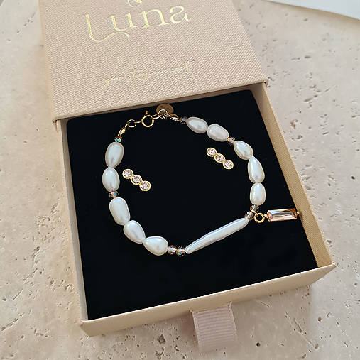 Zlaté napichovacie náušnice s tromi krištáľmi – kolekcia Peach Glow