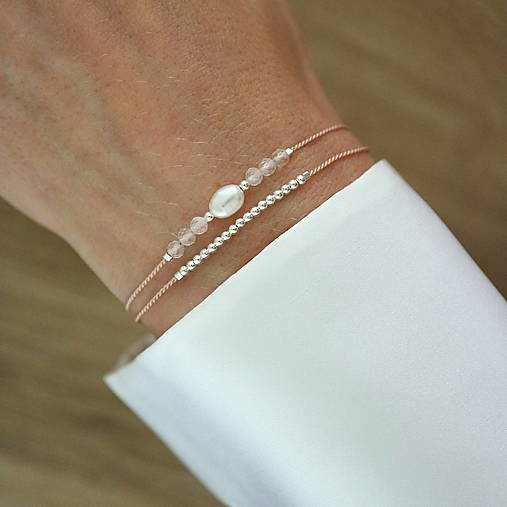 Náramky - Strieborné hodvábne náramky s ruženínmi, perlou a korálkami - 17599796_