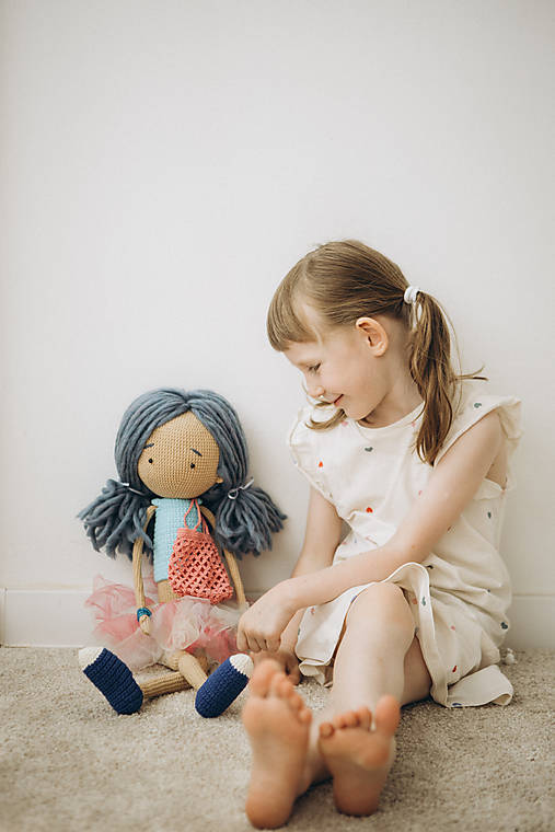 Hračky - Veľká háčkovaná bábika - 17602355_