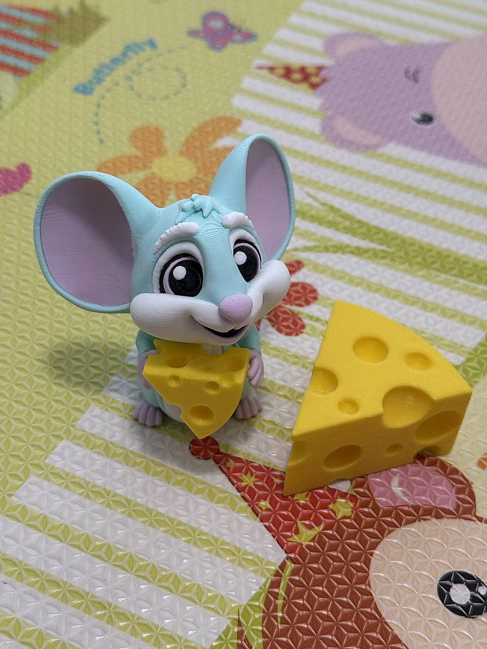 Roztomilá figúrka myšky s kúskami syra