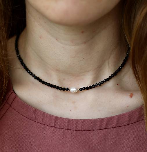 Náhrdelníky - Náhrdelník choker - ónyx s perlou - 17604268_