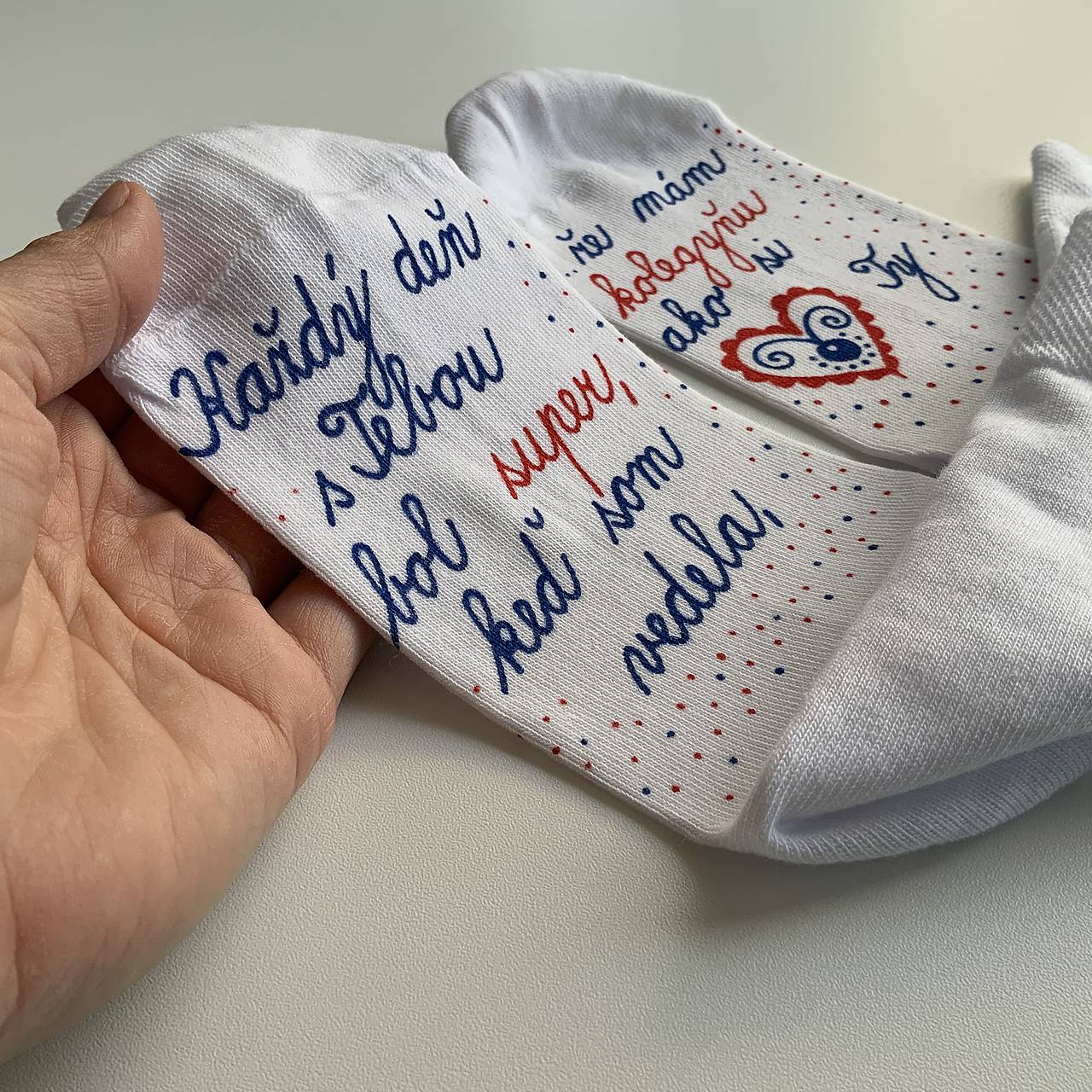 Maľované ponožky pre super KOLEGYŇU (na rozlúčku biele 3)