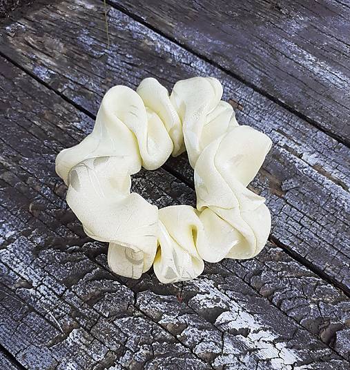 Ozdoby do vlasov - Gumička Scrunchie saténová maslová - 17604144_