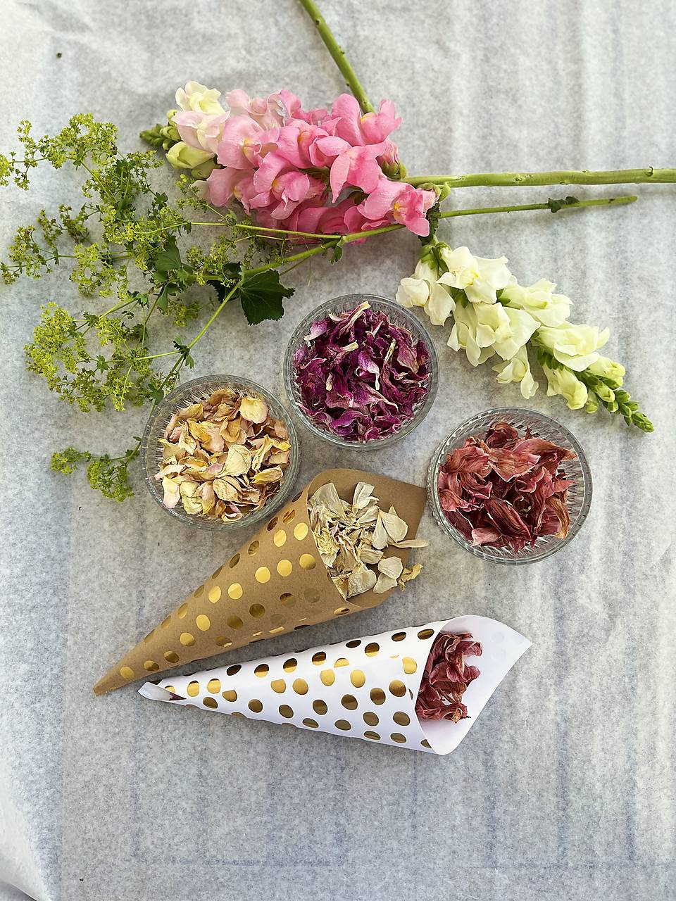 ozdobný papierový kornútok na konfety, ryžu či lupienky pre svadobčanov